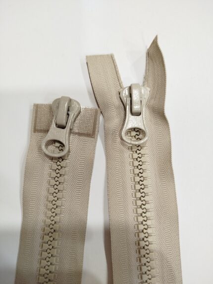 (Kreminė) Nr8 plastikinis užtrauktukas išsegamas dvieju spynelių P8-2-832