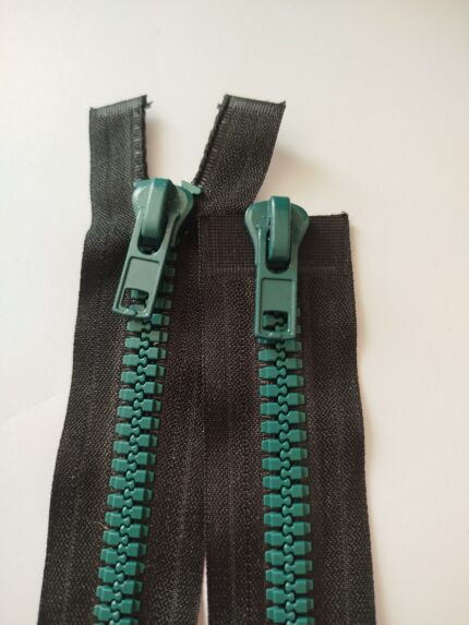 (Juoda/žalia)Nr8 plastikinis užtrauktukas išsegamas, dviejų spynelių P8-2-580/890