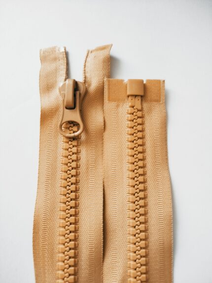 (Kreminė)Nr8 plastikinis užtrauktukas išsegamas vienos spynelės P8-1-189