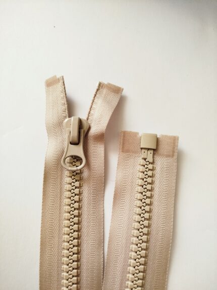 (Kreminė)Nr8 plastikinis užtrauktukas išsegamas vienos spynelės P8-1-572