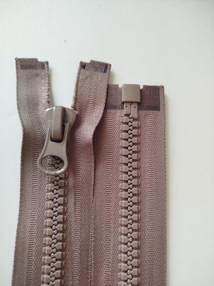 (Balinta kava)Nr8 plastikinis užtrauktukas išsegamas vienos spynelės P8-1-187